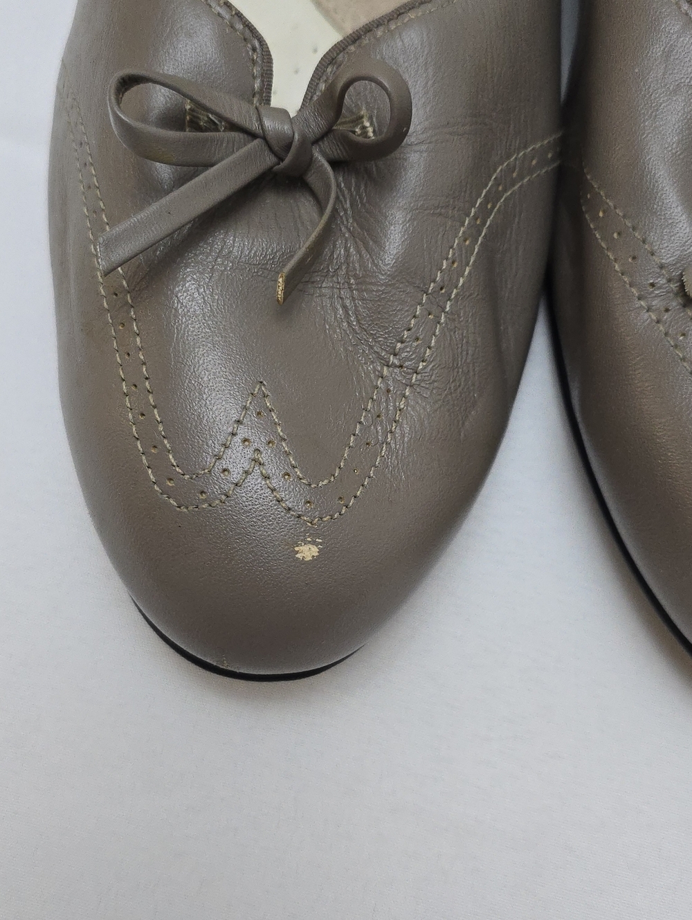 Vintage FootThrills Leather Low Pumps Taupe Grey Bow Wingtip Size 9 2W USA - Picture 7 of 16